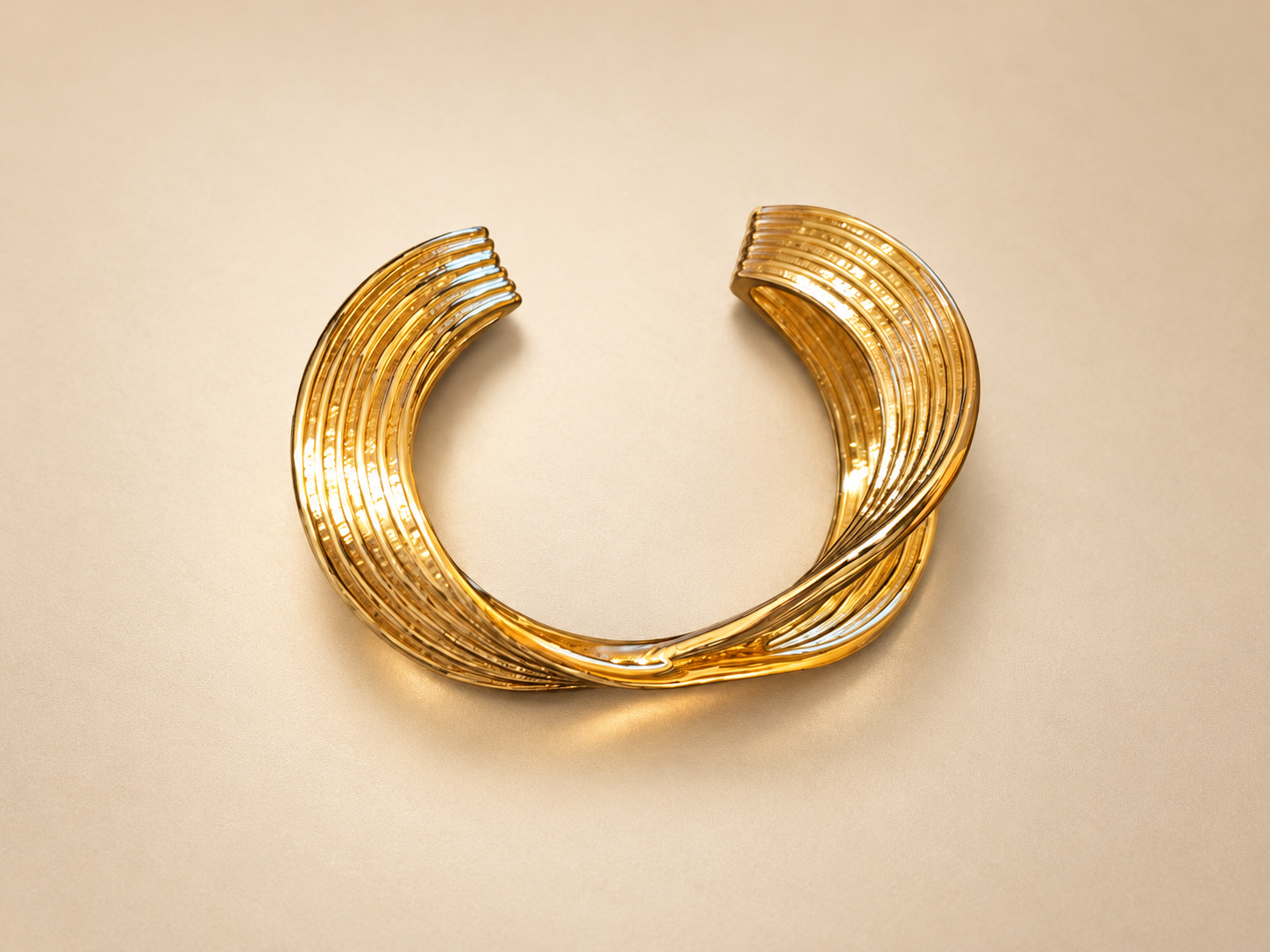 Bracelet Manchette Sillage Croisé Doré — Intérieur de la manchette dorée montrant sa forme ouverte, les extrémités écartées et les bandes croisées à la base.