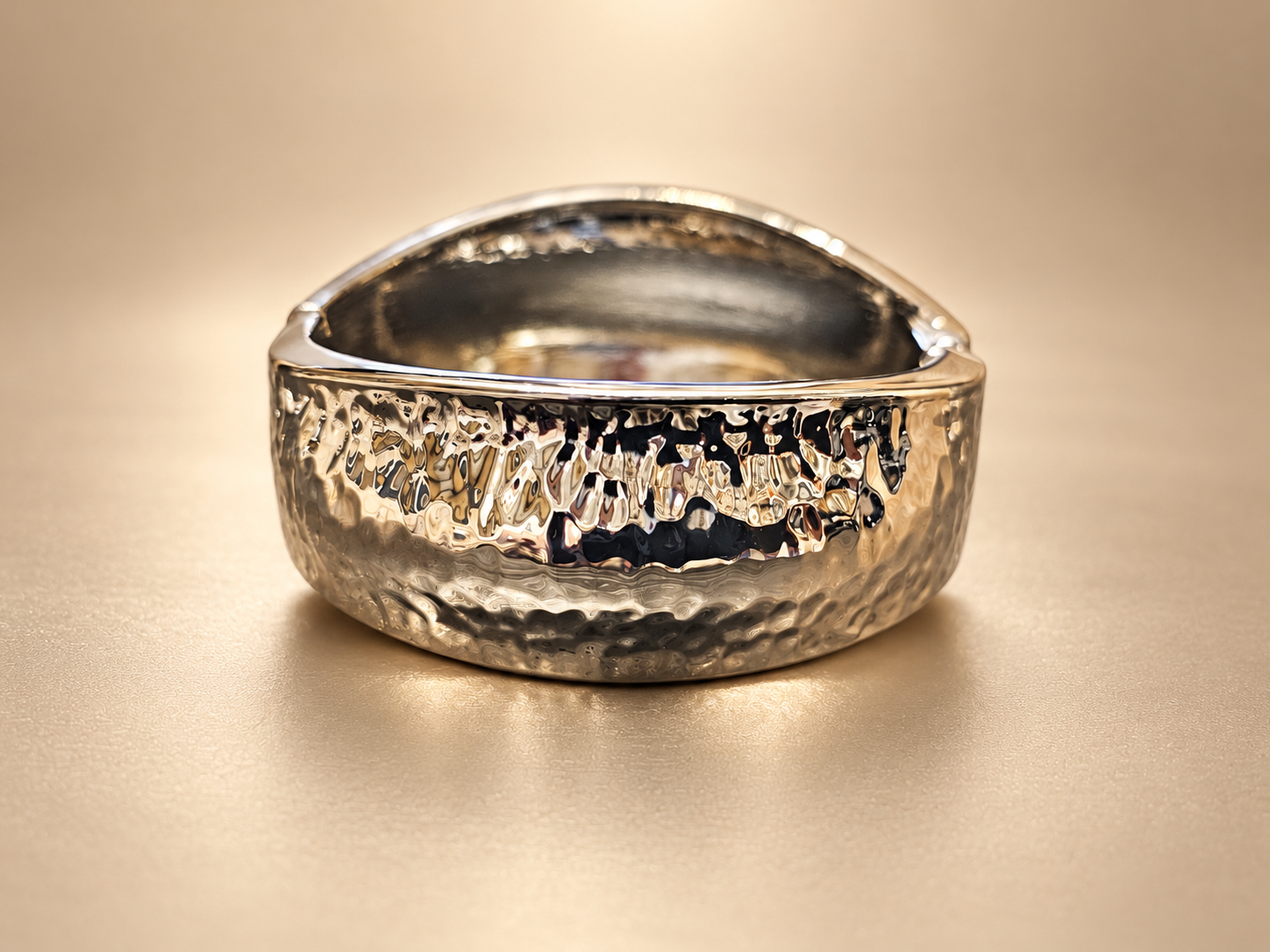 Bracelet Manchette Sillage Martelé — Argenté — Manchette argenté en légère plongée sur fond clair, montrant son volume galbé et son contour intérieur.
