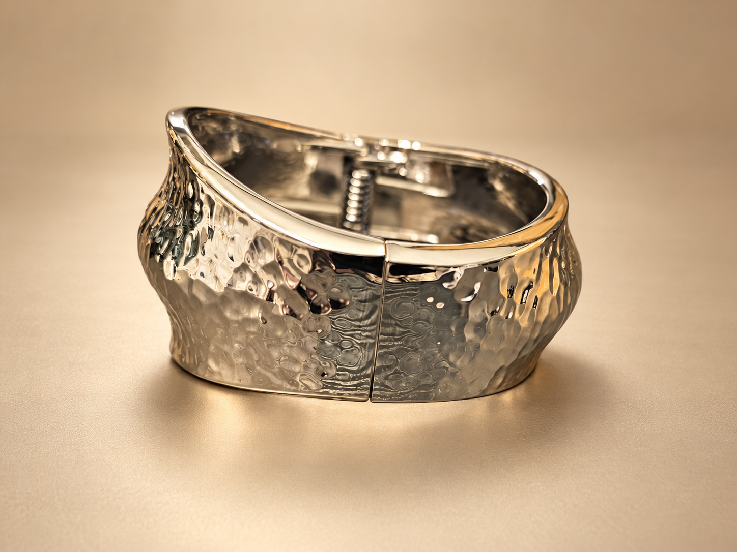 Bracelet Manchette Sillage Martelé — Argenté — Manchette argenté vue de côté, jonction centrale nette et mécanisme à ressort visible à l’intérieur.