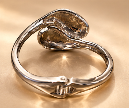 Bracelet Duo Galet — Argenté — Intérieur du bracelet montrant le revers creux des deux extrémités et une articulation à ressort au premier plan.