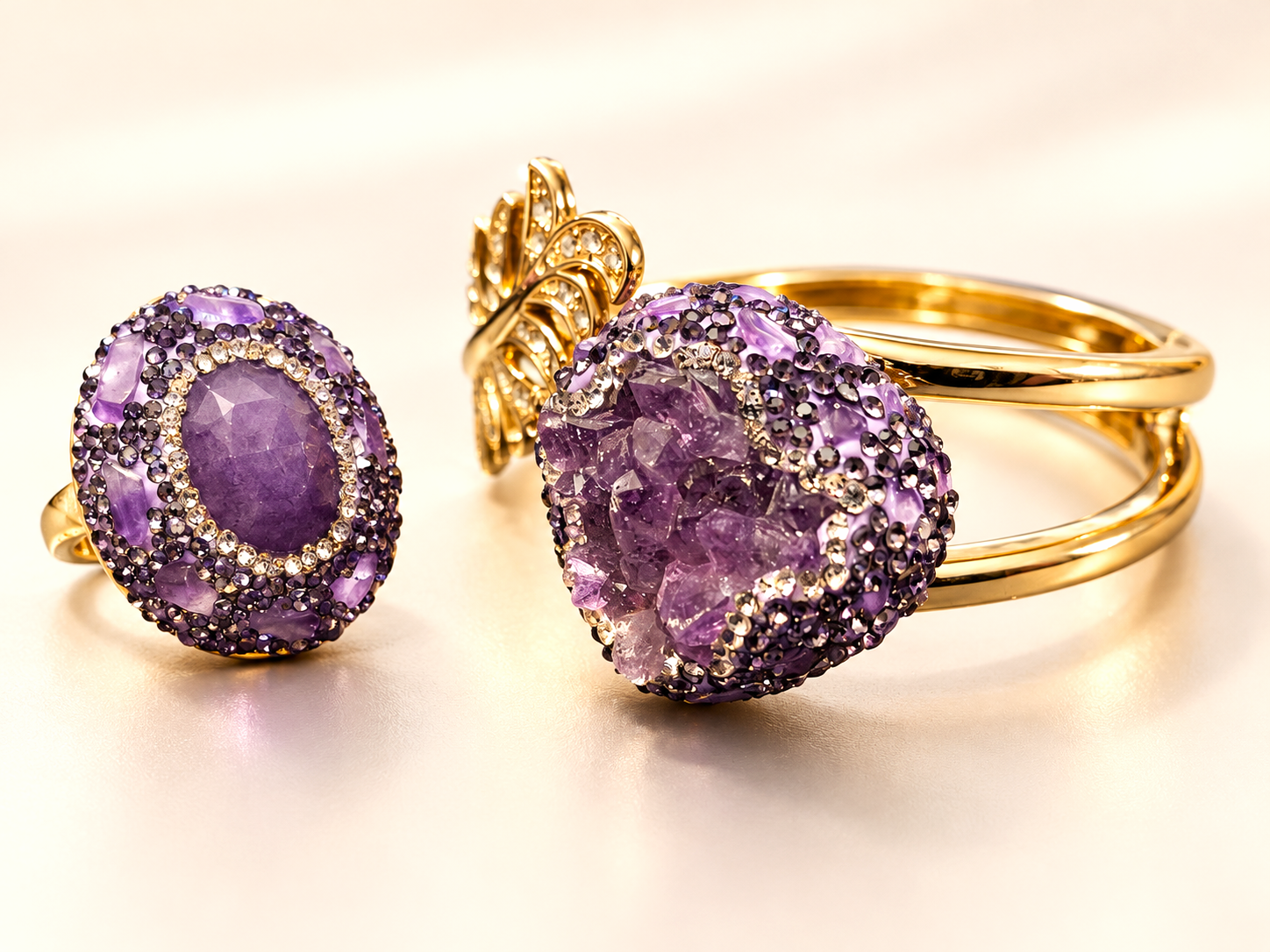 Parure Vesper Ovale Violette — Bague violette de face à gauche, accompagnée d’un bracelet à lignes dorées et à décor violet saillant, présenté de trois-quarts.