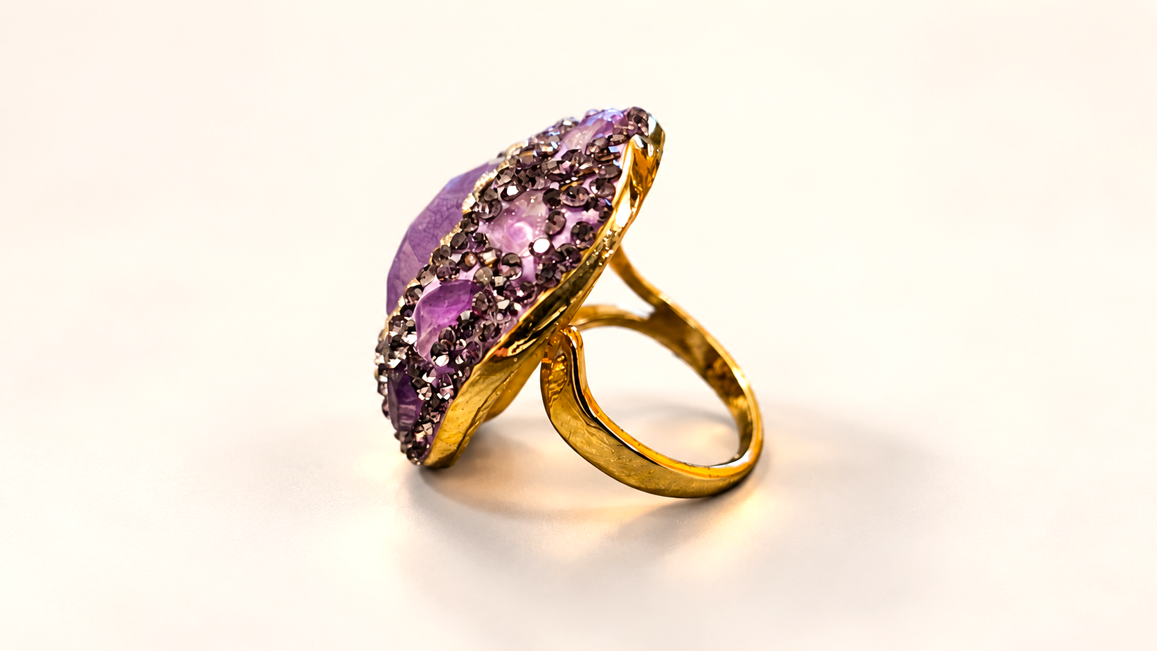 Bague de la parure Vesper Ovale Violette — Profil de la bague montrant l’épaisseur du plateau violet, sa bordure brillante et l’anneau doré sous le décor.