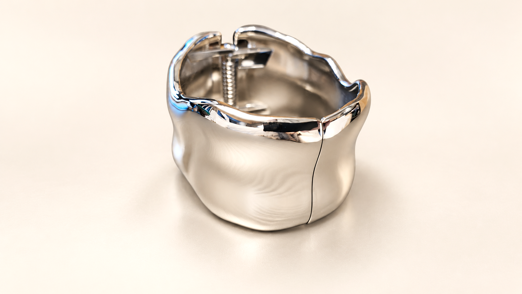 Bracelet Manchette Rivage Argenté — Jonction latérale de la manchette argentée et mécanisme à ressort visible à l’intérieur, sur fond clair.