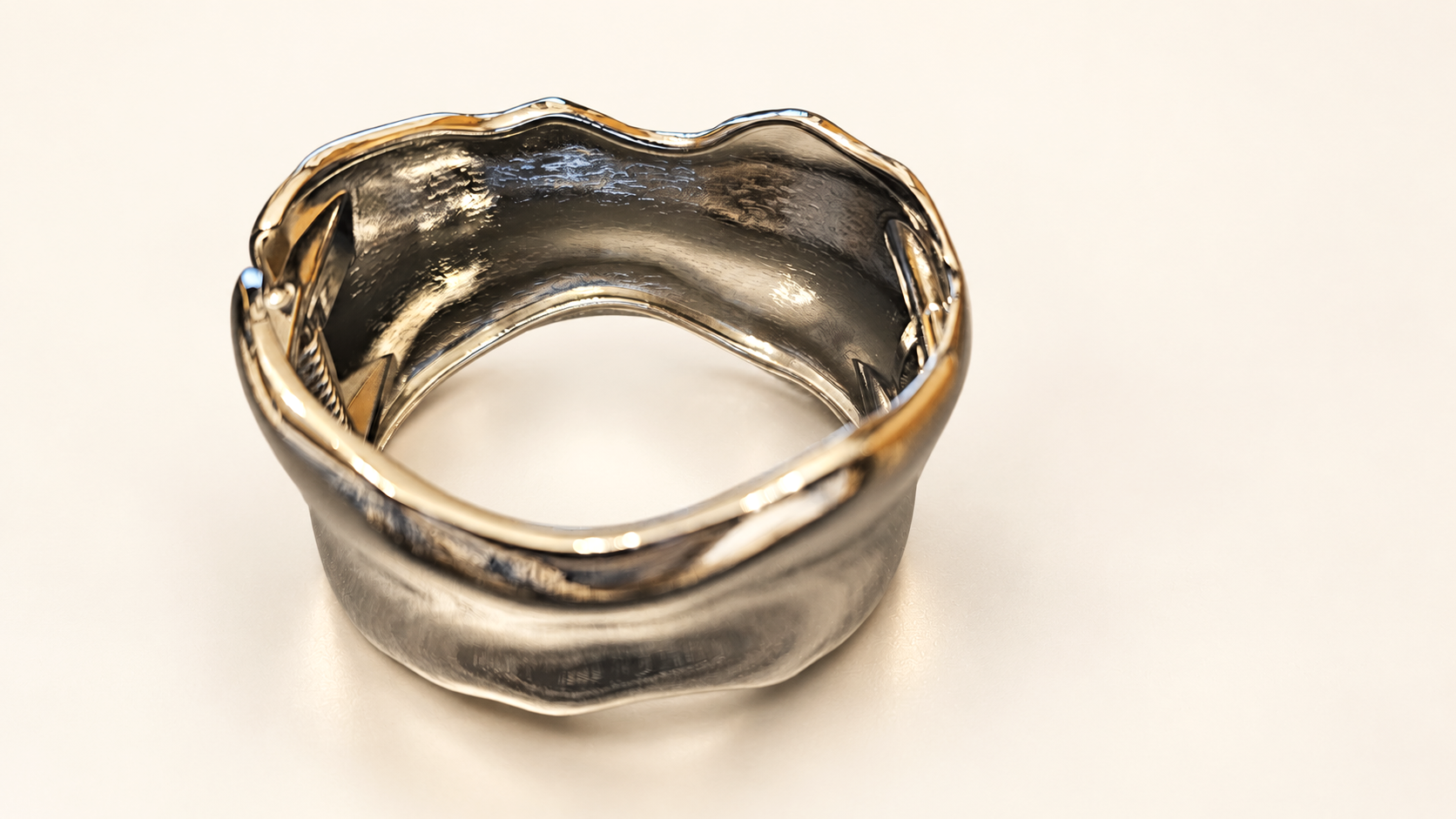 Bracelet Manchette Rivage Argenté — Vue plongeante dans la manchette argentée, montrant la surface intérieure texturée et les éléments d’articulation sur les côtés.