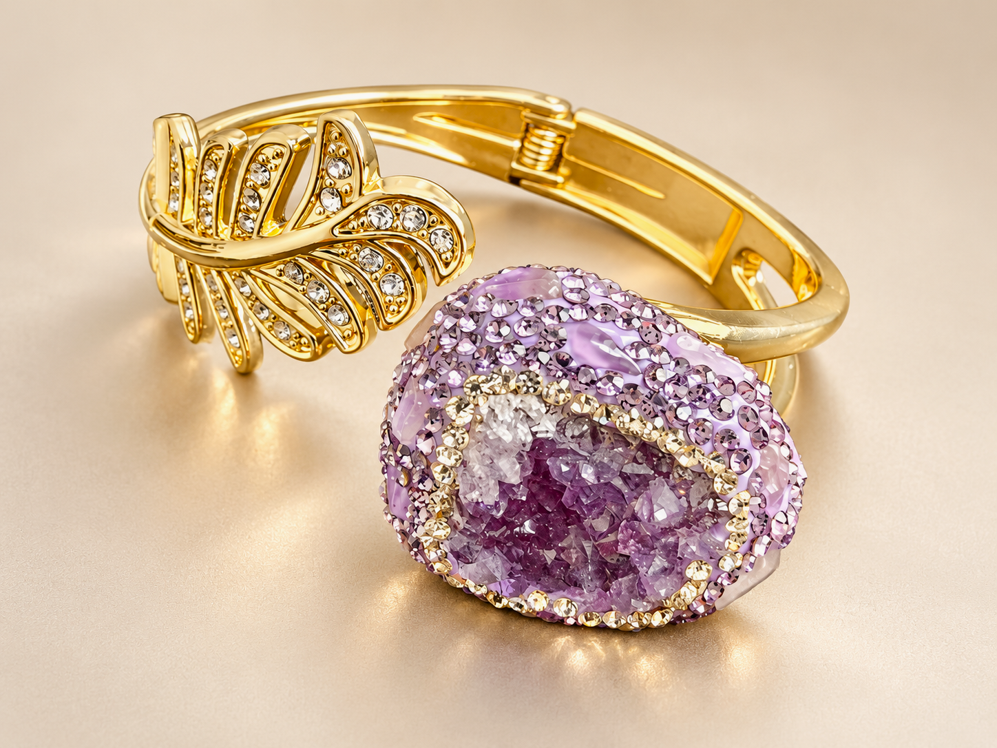 Bracelet de la parure Violette Minérale — Détail du bracelet de la parure, montrant la feuille dorée ajourée, l’articulation et le décor violet à fragments irréguliers.
