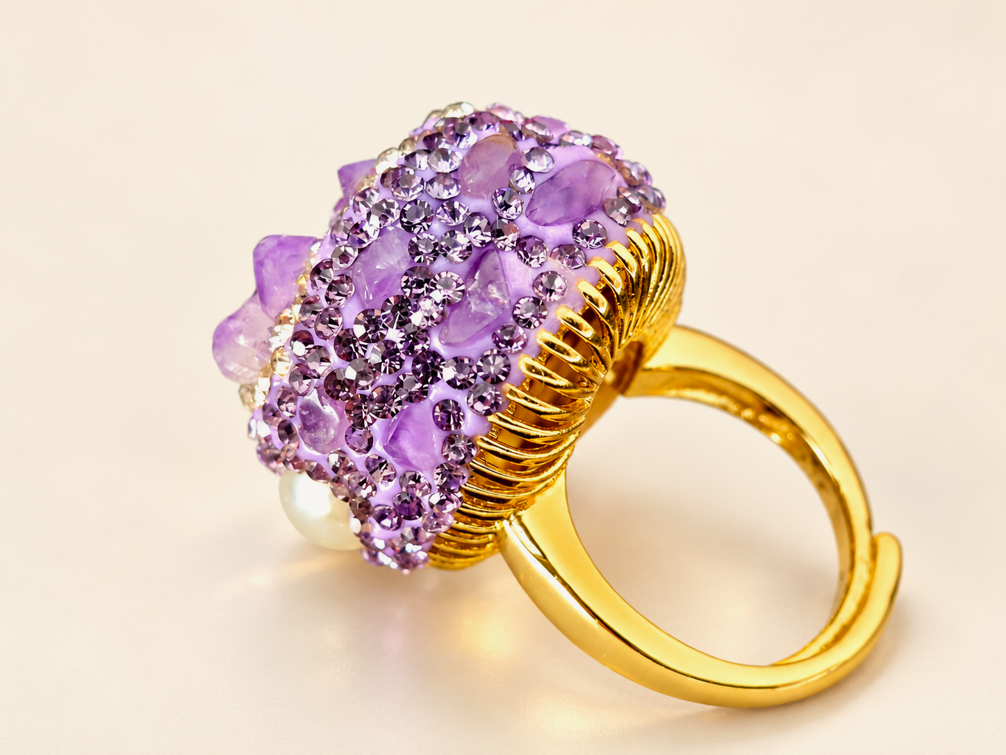 Bague de la parure Violette Minérale — Profil de la bague assortie révélant la hauteur du plateau violet, la bordure dorée striée et l’anneau ouvert à extrémités superposées.