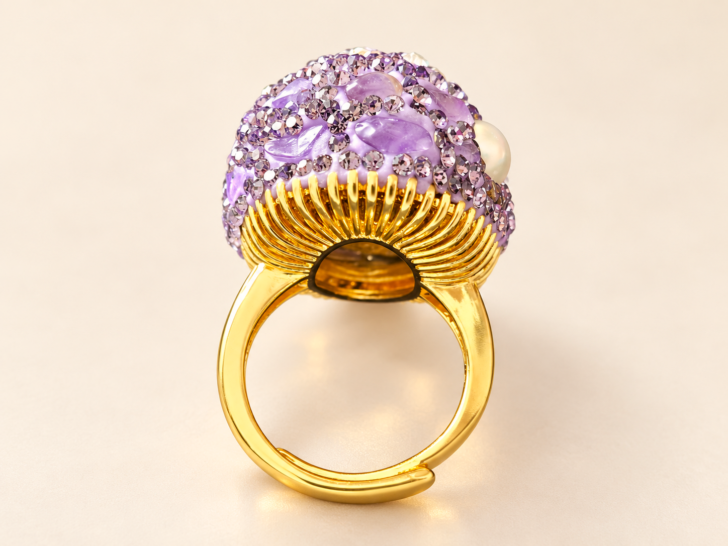 Bague de la parure Violette Minérale — Dos de la bague de la parure, avec support doré à lignes rayonnantes, ouverture sous le plateau et anneau ouvert.