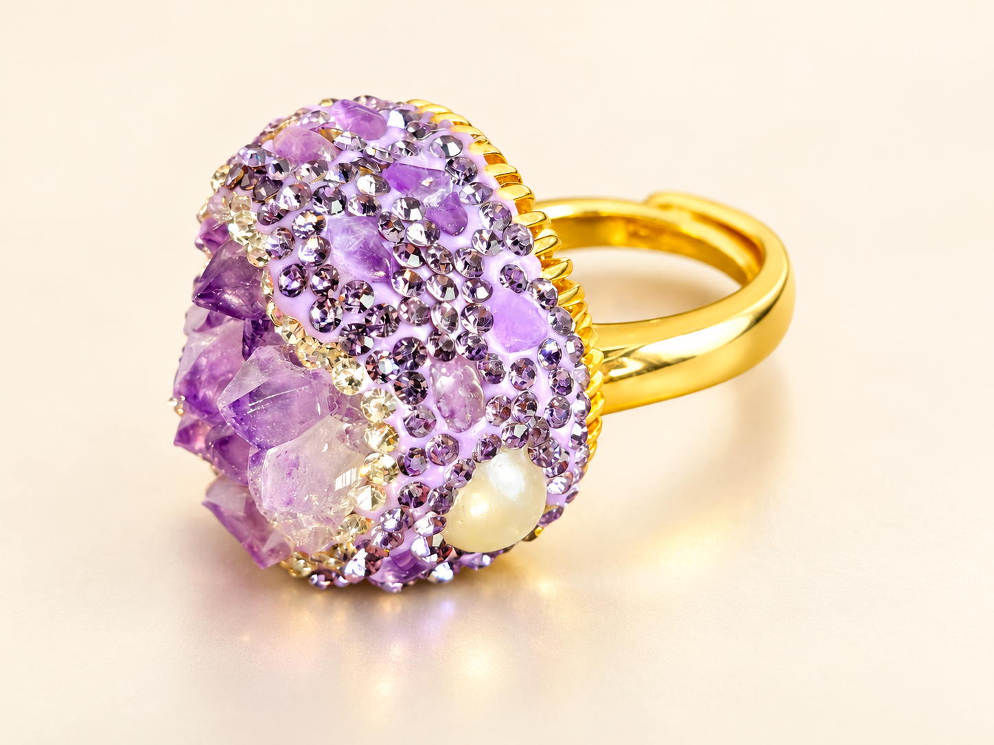 Bague de la parure Violette Minérale — Bague assortie de trois quarts, montrant les fragments violets saillants, une touche blanc perlé et les petits éclats répartis sur le plateau.