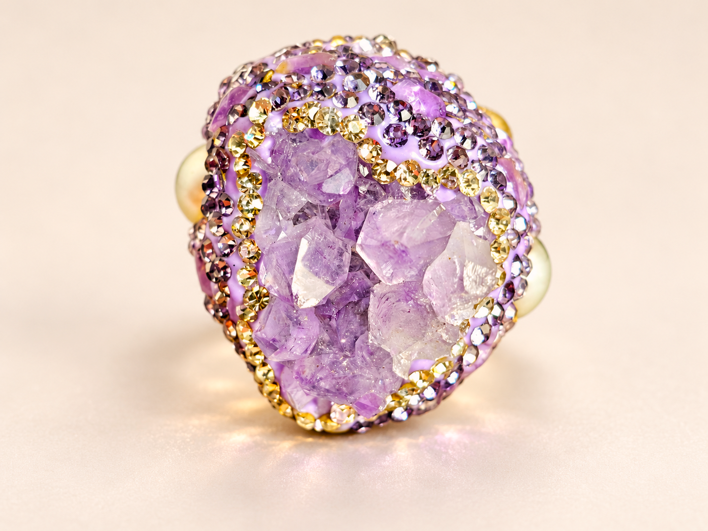 Bague de la parure Violette Minérale — Bague de la parure vue de face, au plateau ovale bombé couvert de fragments lilas translucides et de petits éléments brillants violets et champagne.