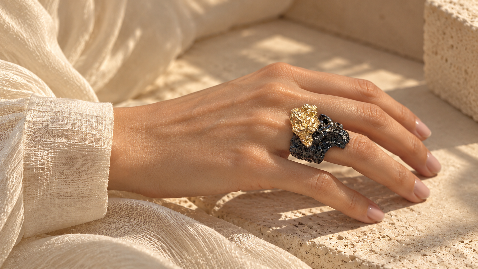 Bague Tellure Relief Noir & Doré — Bague portée seule, montrant sa base noire étendue, ses contours ondulés et son motif doré en relief.