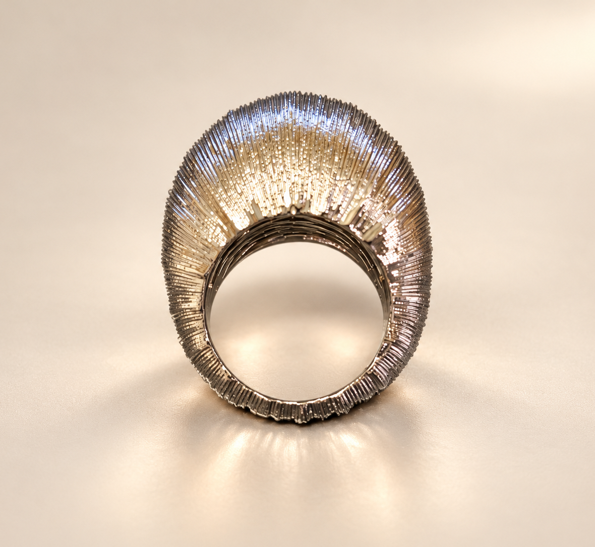 Bague Sillage Bombée Argentée — Bague argentée dressée de profil, montrant l’ouverture circulaire de l’anneau et la hauteur du dessus bombé.