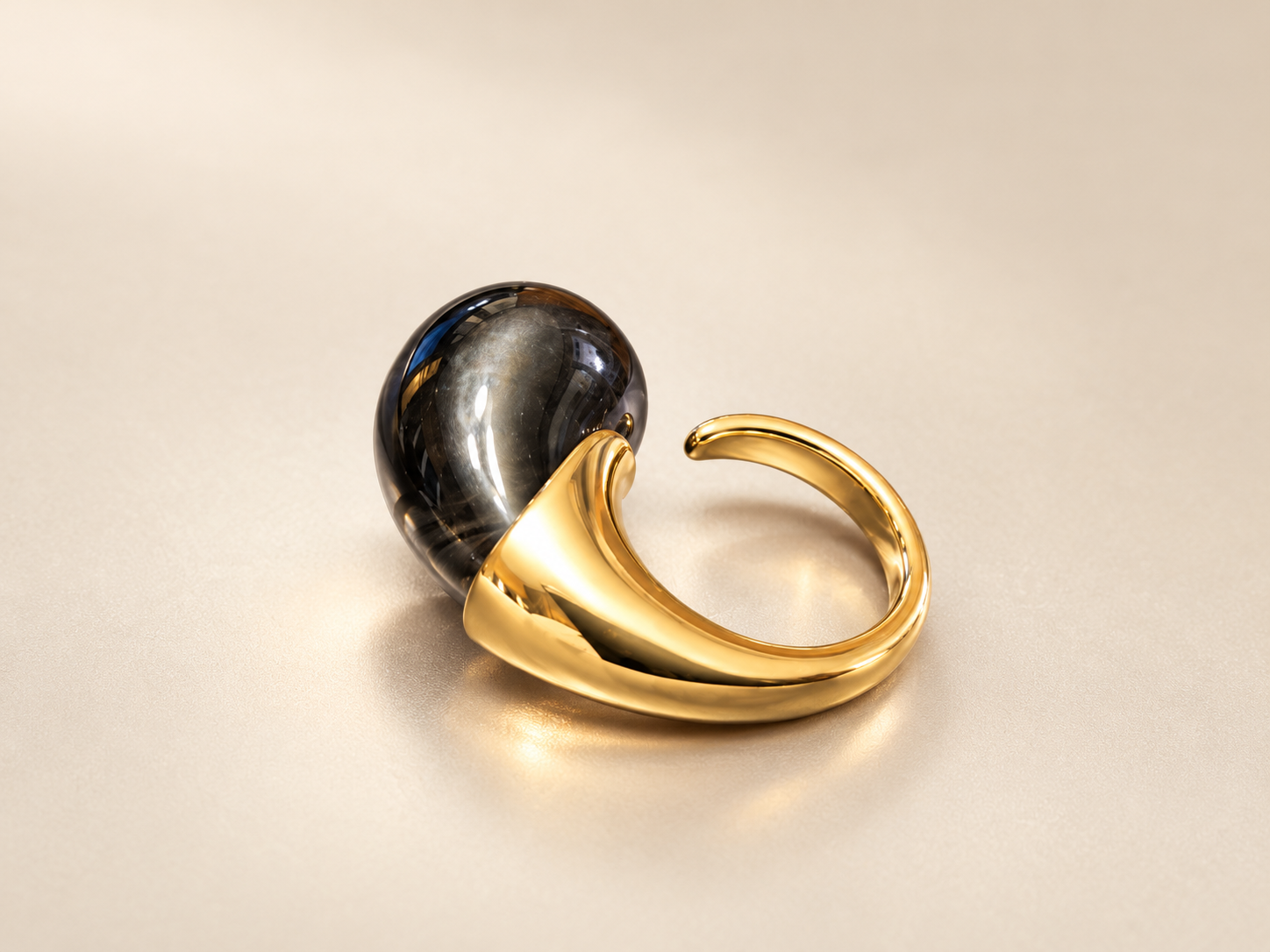 Bague Brume Cabochon Fumé — Arrière de la bague avec anneau doré ouvert, épaulement large et cabochon gris fumé visible de profil.