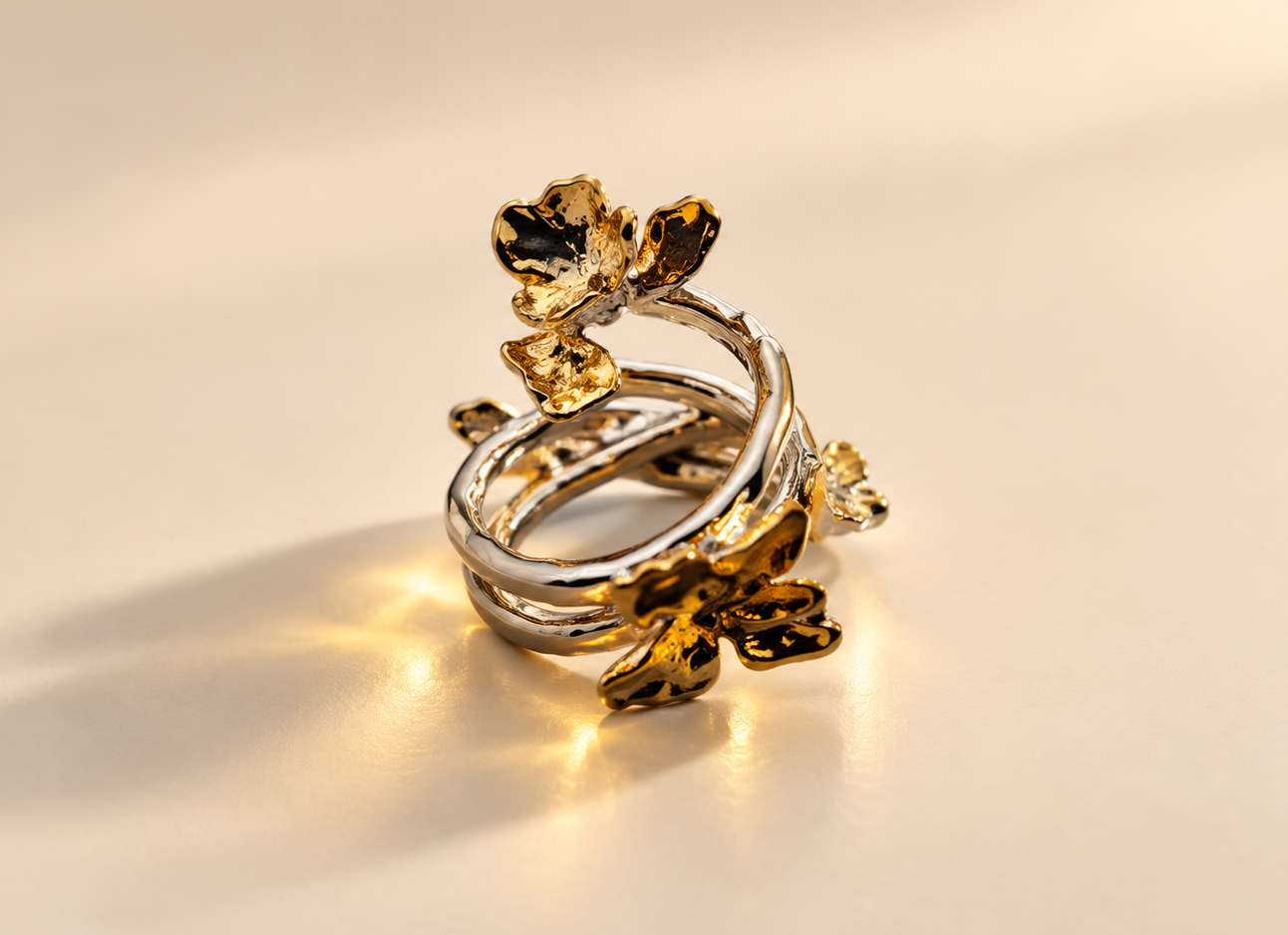 Bague Envol aux Papillons Dorés | Argenté — Bague de trois-quarts sur fond clair, papillons aux reflets dorés en relief et lignes courbes argentées superposées.
