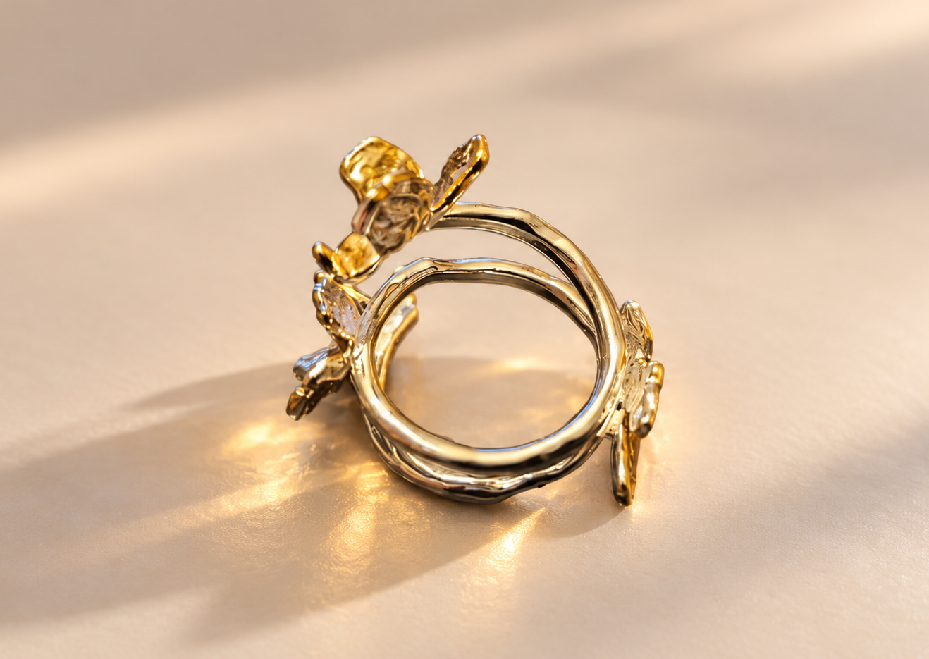Bague Envol aux Papillons Dorés | Argenté — Intérieur de la bague montrant les courbes espacées de la structure et le revers des motifs papillons sur les côtés.