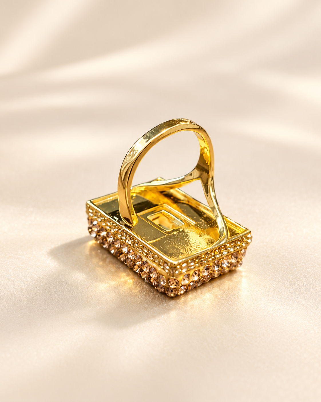 Bague Horizon Rectangle Bleu — Dos doré du plateau rectangulaire avec ouverture centrale, anneau fermé et épaules ajourées, bordures ornées d’éléments aux reflets champagne.