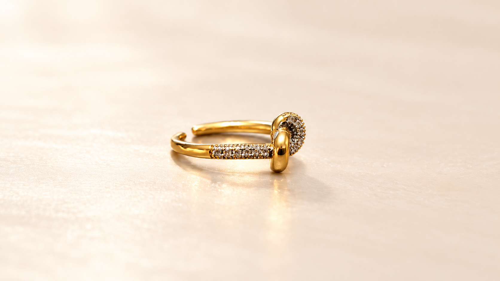 Bague Complicité Nouée | Dorés — Profil de la bague dorée, avec motif entrelacé surélevé et portion de l’anneau couverte de petits éléments brillants clairs.