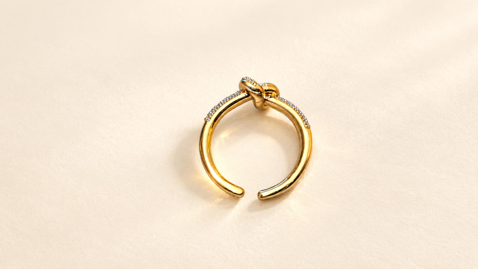 Bague Complicité Nouée | Dorés — Intérieur lisse de la bague dorée, ouverture arrière aux extrémités arrondies et dessous du motif entrelacé visibles.